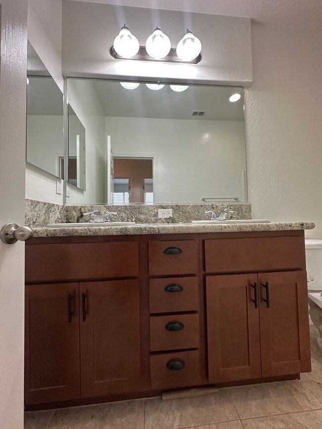 Building Photo - NW Visalia Home Coming Soon!