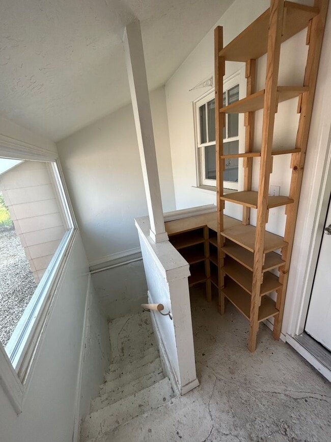 Building Photo - 2 bedroom 1 bath super cute cottage / Less than a mile from Northwest Nazarene, great location!