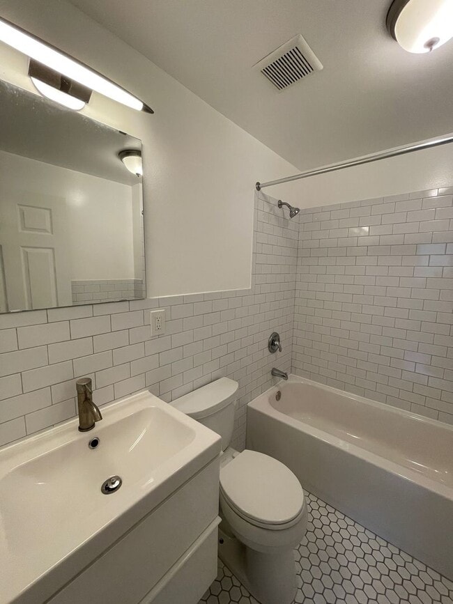 Building Photo - 202 Broadway