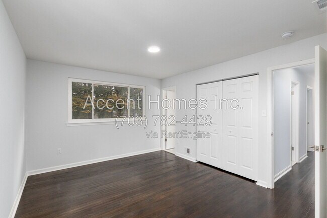 Building Photo - 8613 Kenilworth Dr