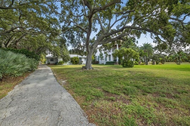 Building Photo - 215 Edgewater Dr