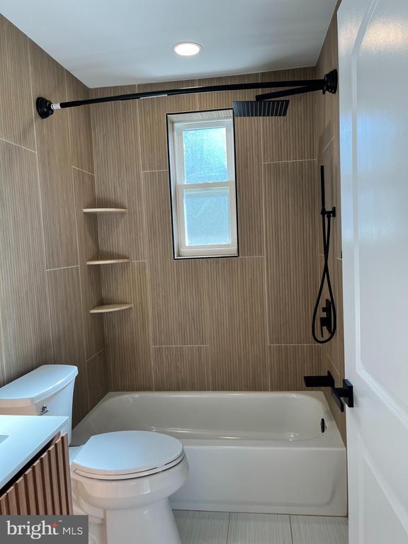 Building Photo - 119 Victor St NE