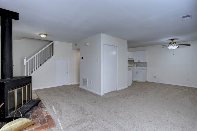 Building Photo - 3BD, 1.5BA - Beautifully Remodeled Townhome in Columbia