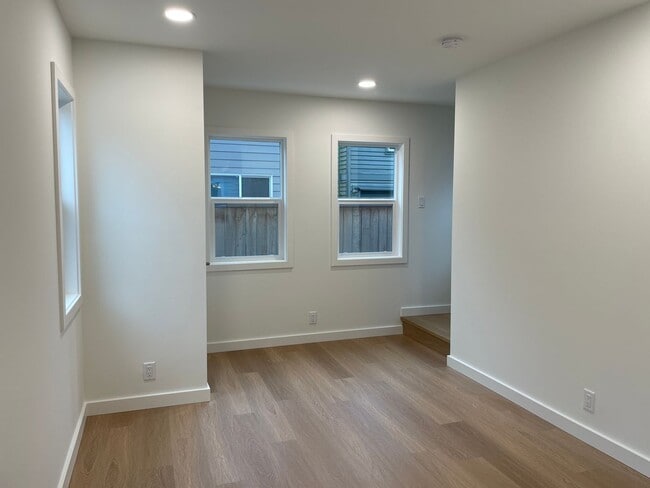 Building Photo - Brand new ( in 2022) Cozy little house ( D...