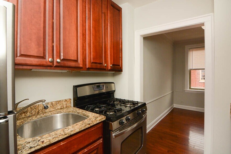 Building Photo - 551.5 W Surf St