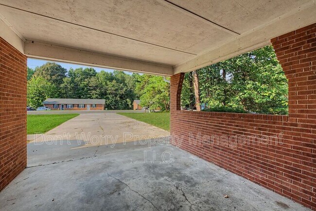 Building Photo - 1112 Pine Top Rd