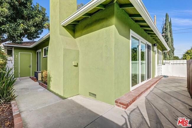 Building Photo - 5254 Canoga Ave