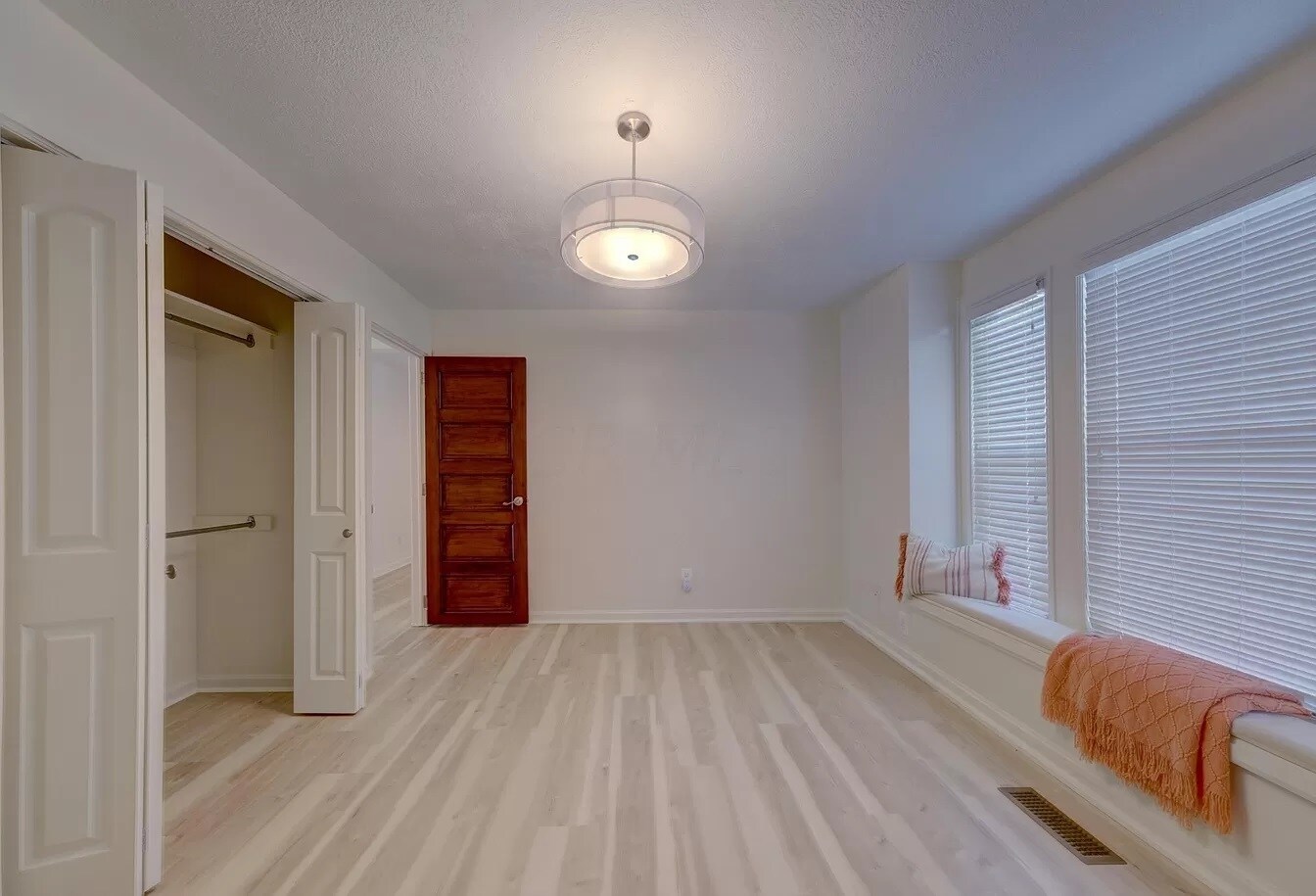 Building Photo - 270 Narrow St