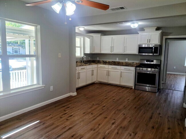 Building Photo - 4 bedroom, 2 bath home, Handicap accessible