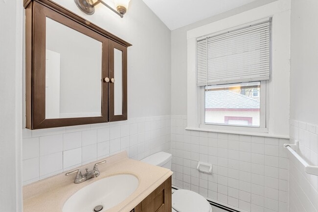 Building Photo - 204 Maple St