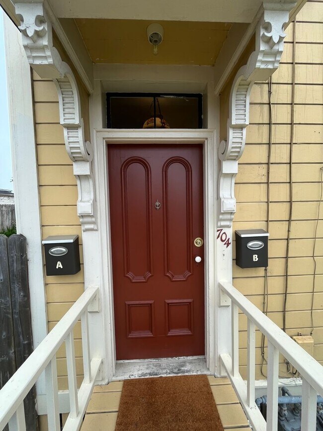 Building Photo - 704 M St