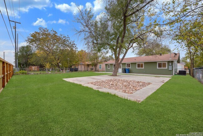 Building Photo - Charming Home Awaits: Spacious & Modern Li...