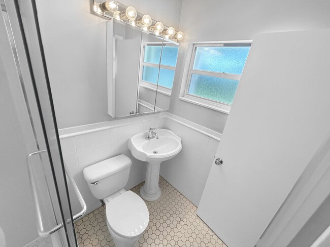 Building Photo - 3 Bed 2 Bath Home for Rent in Ideal Northeast St. Pete Neighborhood