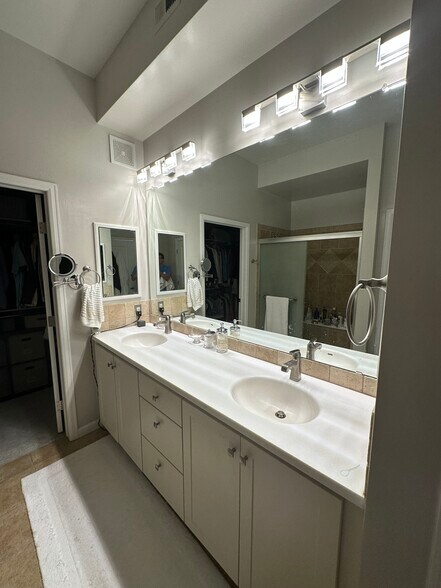 Building Photo - 7820 Inverness Blvd