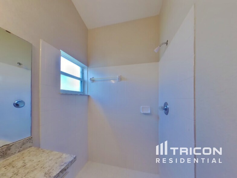 Building Photo - 272 Kings Pond Ave