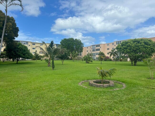 Building Photo - 2615 NE 3rd Ct