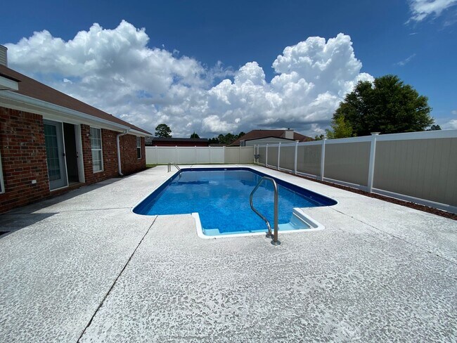 Building Photo - 1835 Lawnwood Dr