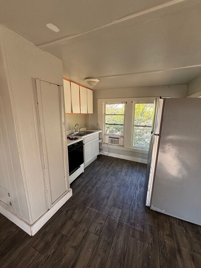 Building Photo - 820 College St