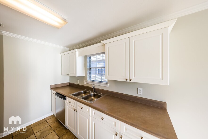 Building Photo - 4010 Cambridge Dr