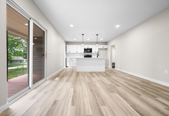 Building Photo - FIRST MONTHS RENT IS FREE! Beautiful remodeled home in Bolivar located near the square! 3 bedroom...