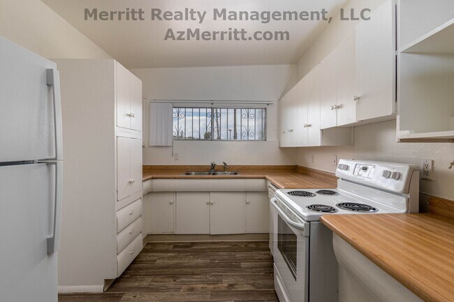 Building Photo - 4 Bedroom, 2 bath, air conditioned, fenced...