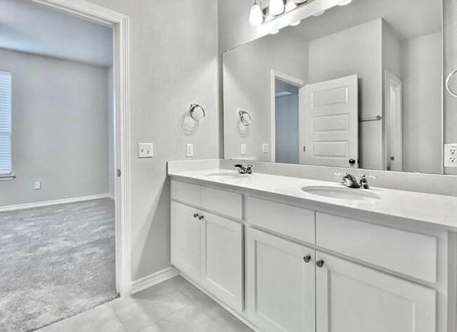 Building Photo - 816 Alta Wy