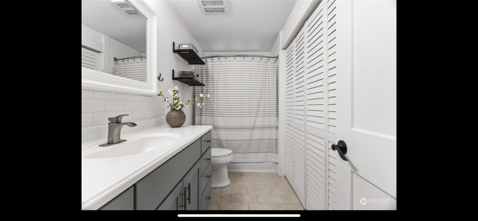 Common Bath - 5326 Green Hills Ave NE