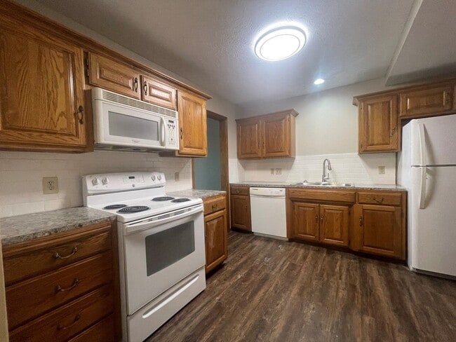 Building Photo - Nice Town Home in Bellevue!