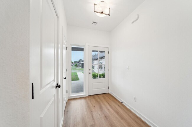 Building Photo - Spacious Home Minutes from Aspen Creek Elementary & Elam Park!