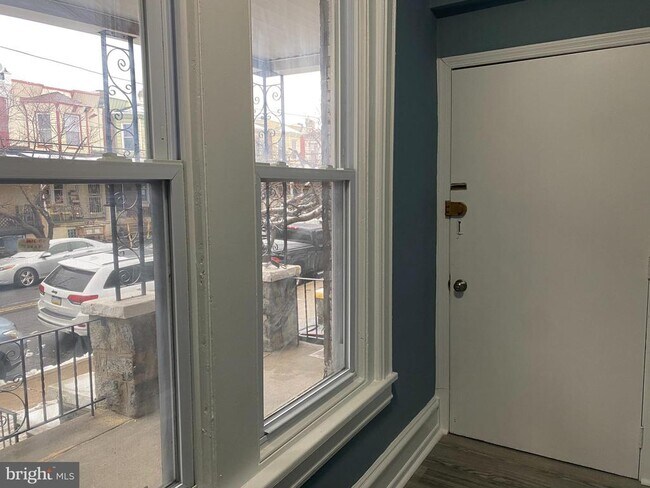 Building Photo - 5332 Pine St