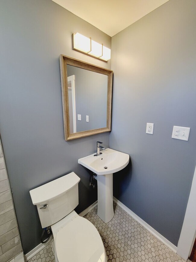 Building Photo - SUNSET PARK - Updated interior and fenced ...
