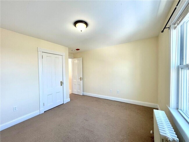 Building Photo - 14 Dresser St