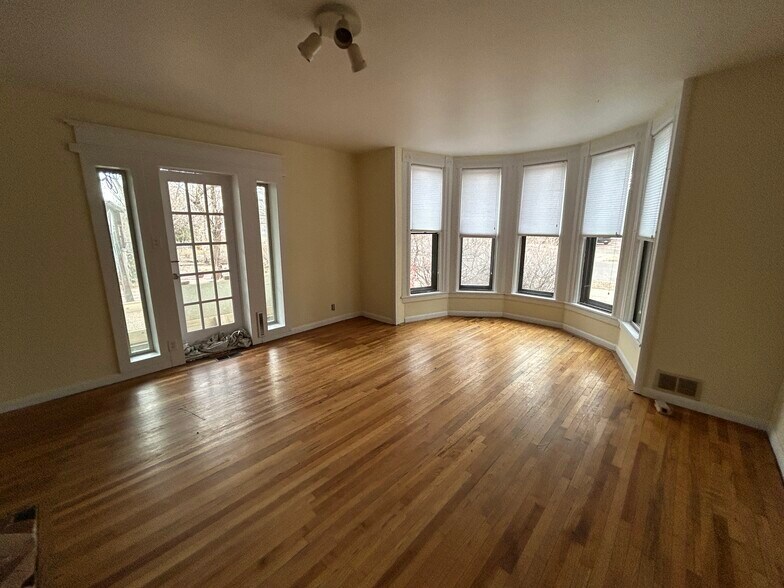 Primary Photo - 225 Midway Ave