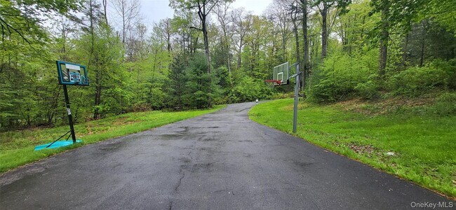 Building Photo - 45 Laurel Hollow Rd