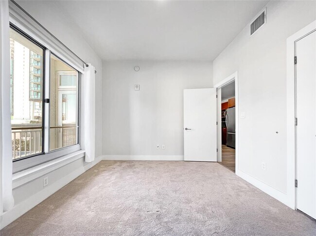 Building Photo - 603 Davis St