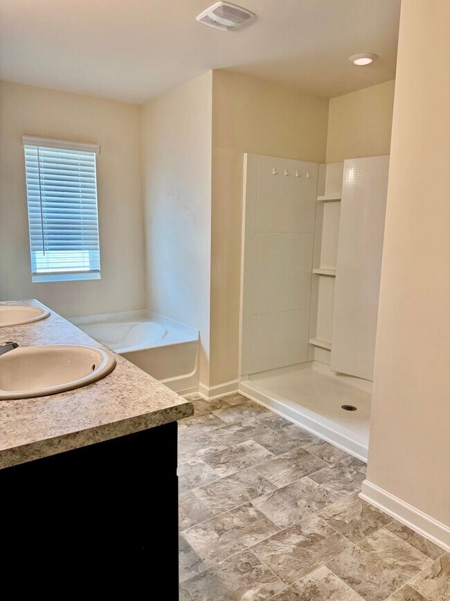 Building Photo - Beautiful 5 bedroom, 3 full bath home in D...