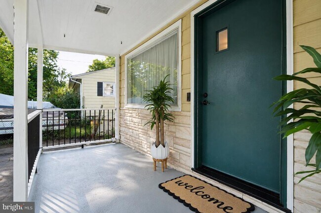Building Photo - 229 Cabbel Dr