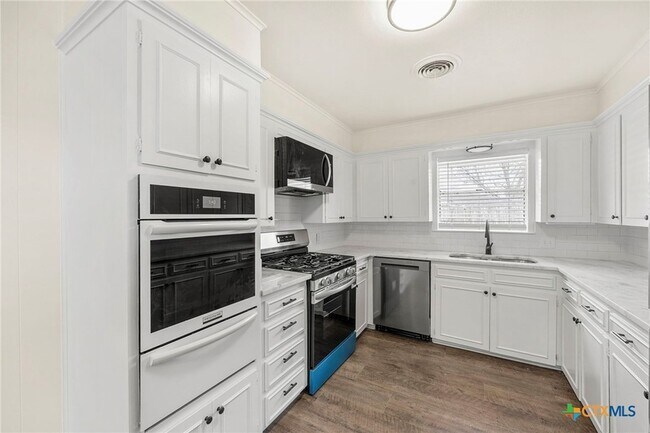 Building Photo - 3017 Oaklawn Dr