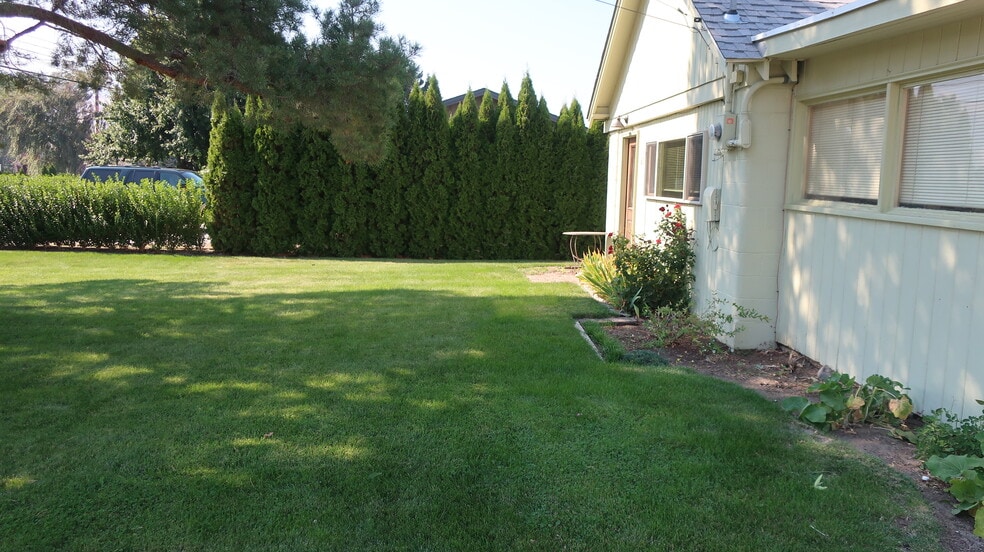 Building Photo - 610 Easy St