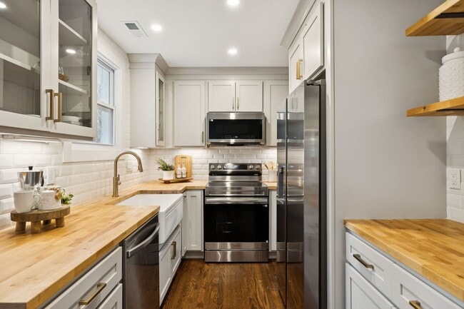 Building Photo - 215 Ash Dr