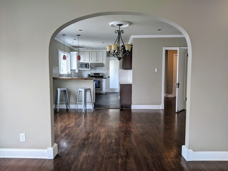 Remodeled upstairs unit of Spanish-style duplex. - 1327 S Sycamore Ave