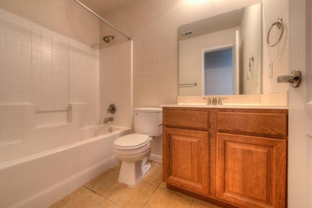 Building Photo - Classic Single Story Home In Beautiful Hil...