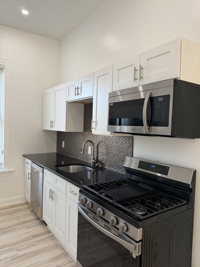 Building Photo - Newly Renovated 2-Bedroom with Soaring Ceilings & Bonus Reading Nook