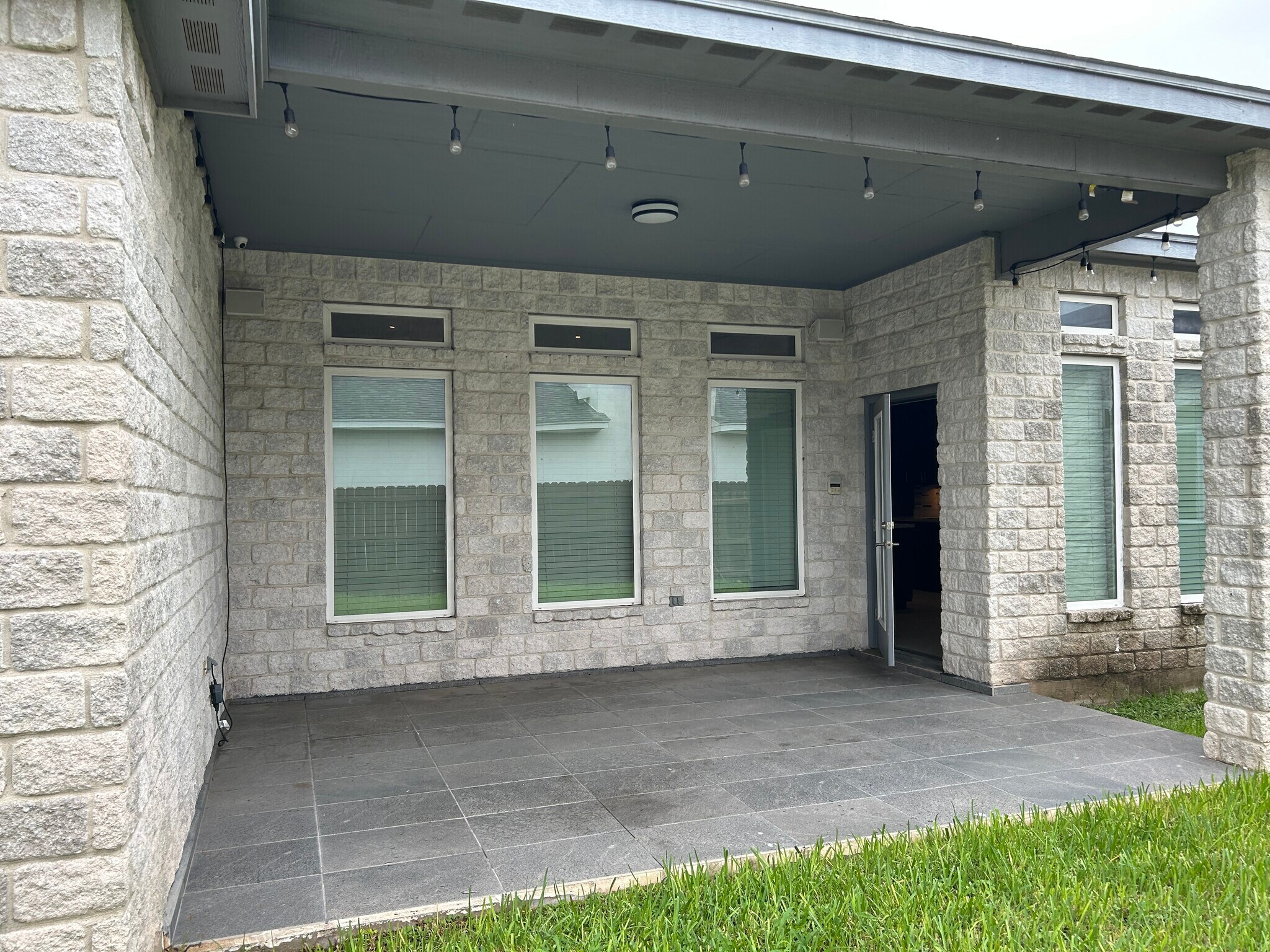 Building Photo - 4105 Lake View Dr