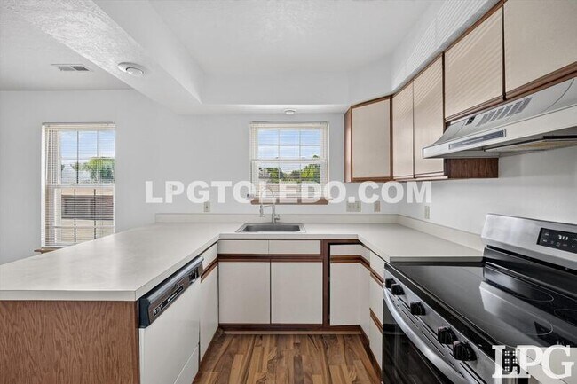 Building Photo - 811 Hilltop Ln