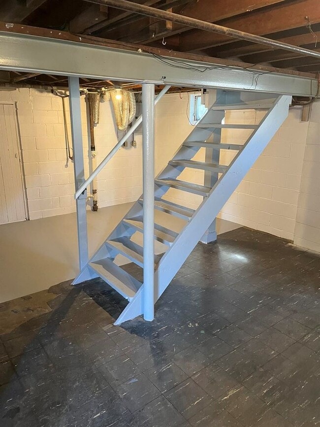 Building Photo - Spacious Two Bedroom!