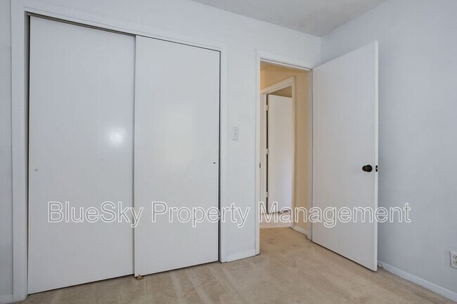 Building Photo - 688 Lockesley Terrace