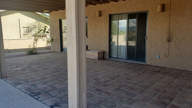 Building Photo - UNFURNISHED Great single faimly home.