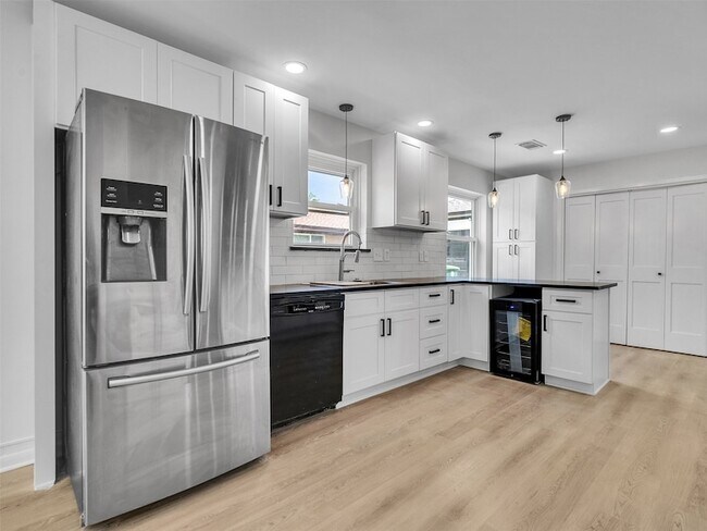 Building Photo - 16007 Diana Ln