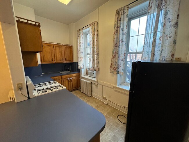 Building Photo - Old World Charm Second-Floor Apartment - Limted Time Offer